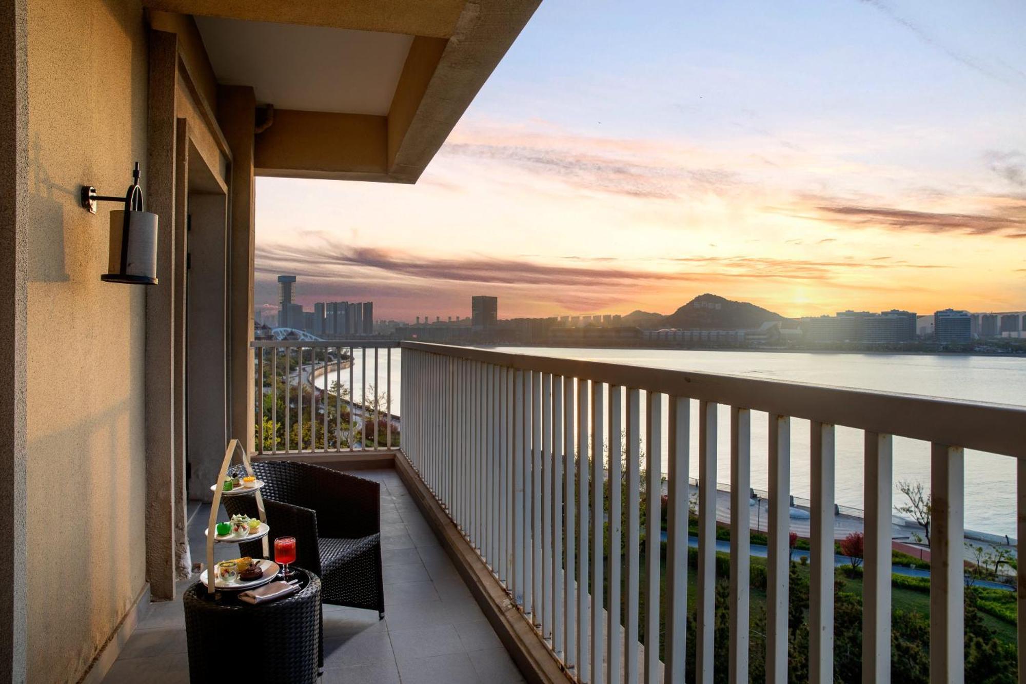 Crowne Plaza Qingdaoorientalmoviemetropolis By Ihg Otel Dış mekan fotoğraf