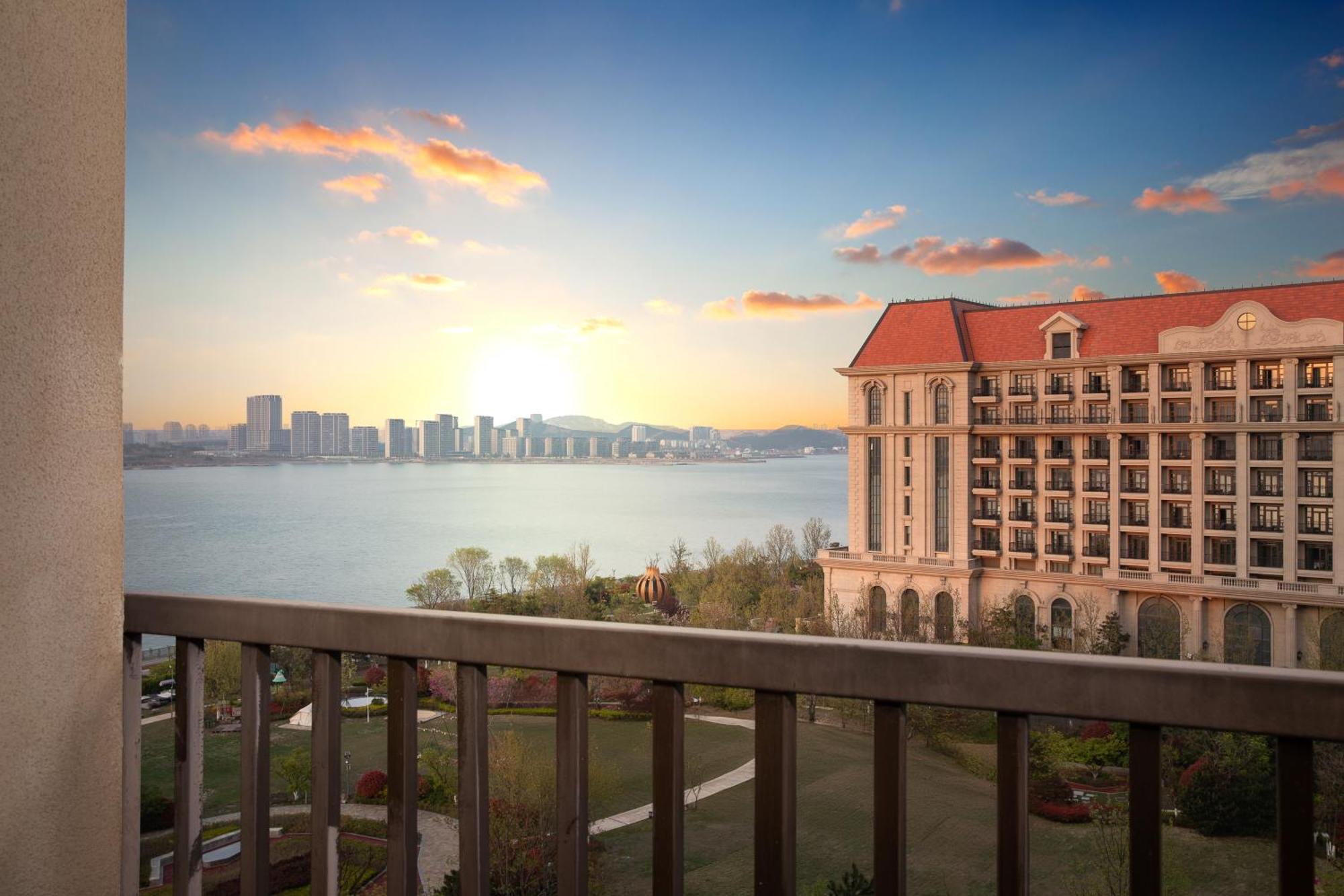 Crowne Plaza Qingdaoorientalmoviemetropolis By Ihg Otel Dış mekan fotoğraf
